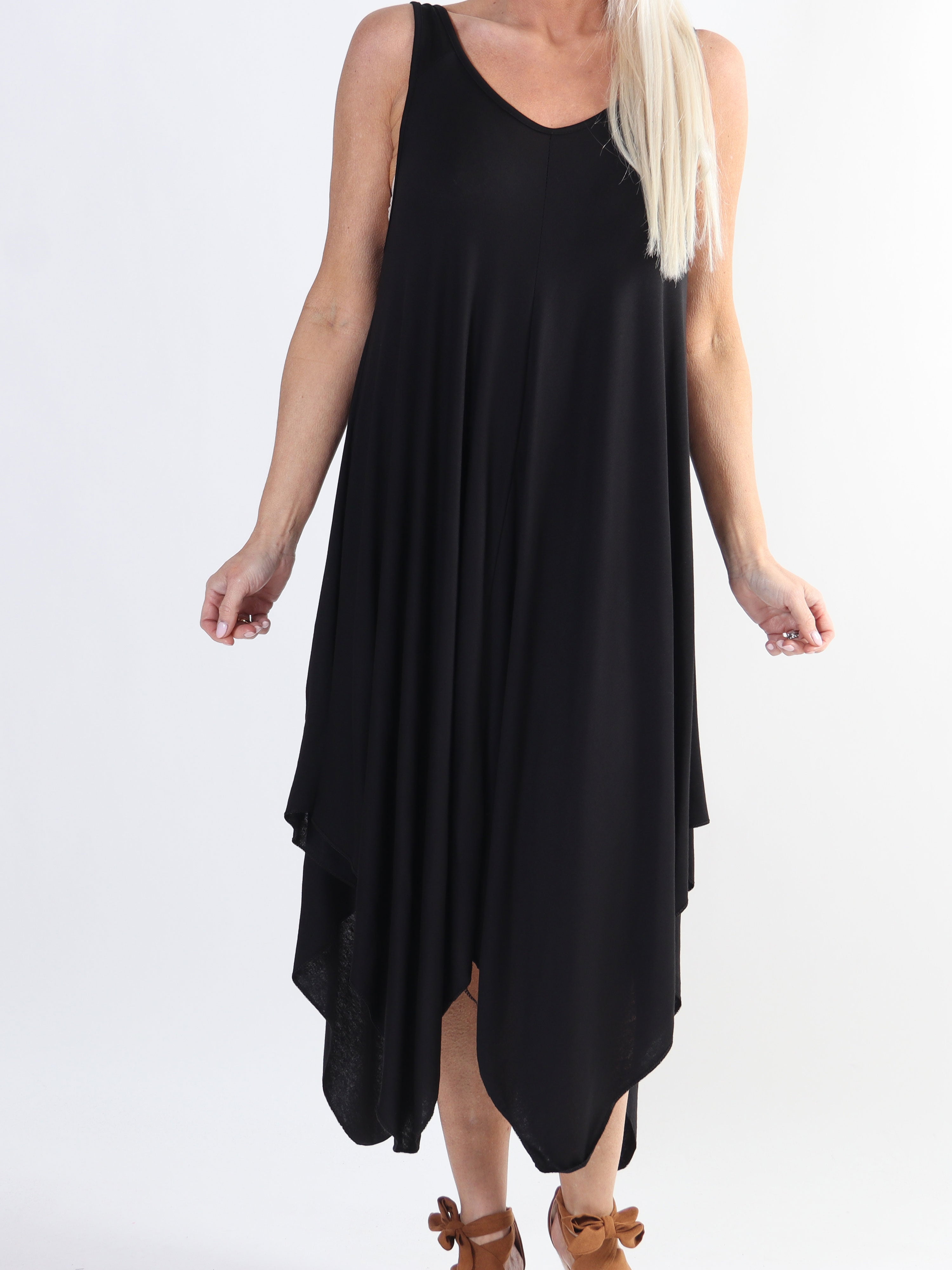 Veronica - Ensfarvet plus size kjole med brede stropper